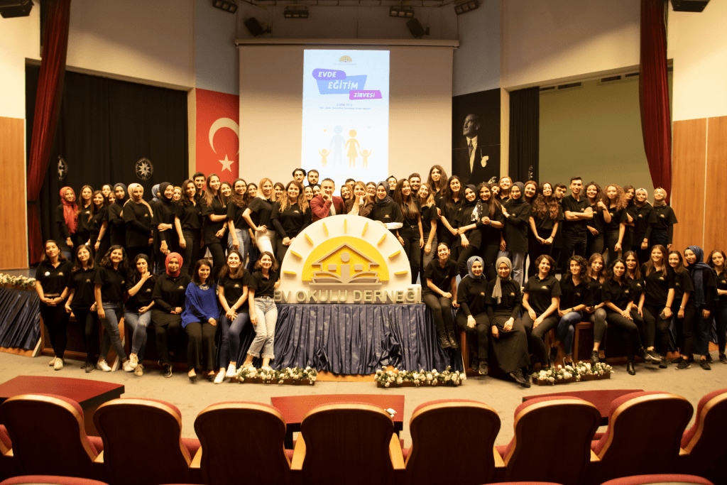 Ev Okulu Derneği Ekibi
